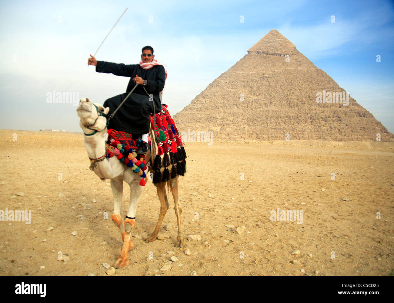 Mann auf Kamel vor der Chephren-Pyramide (ca. 2530 v. Chr.), Giza, Ägypten Stockfoto