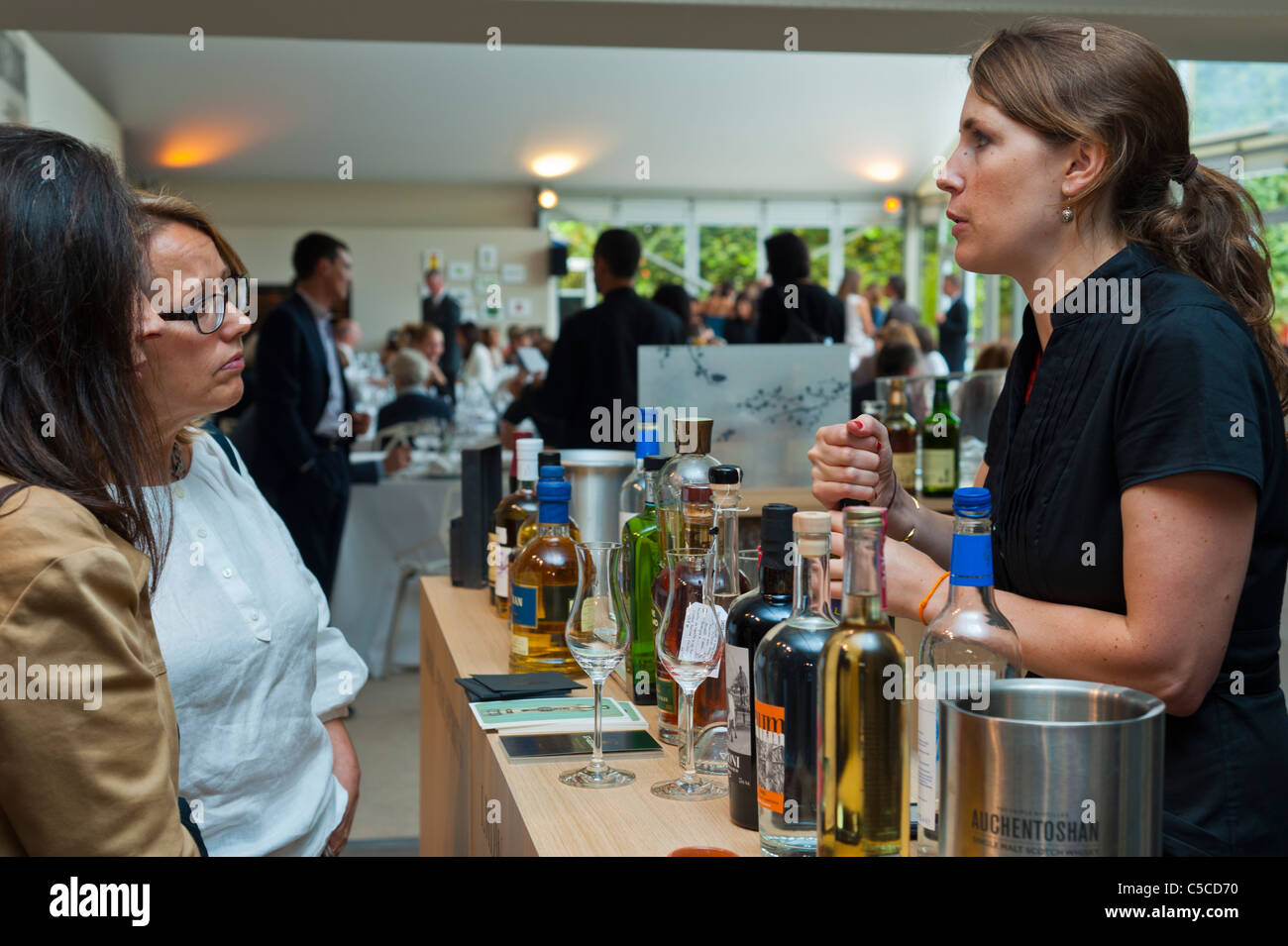 Paris, Frankreich, Women Taste Testing Japanischer Whiskey und Alkohole importiert, auf der Messe, Foire Exposition Stockfoto