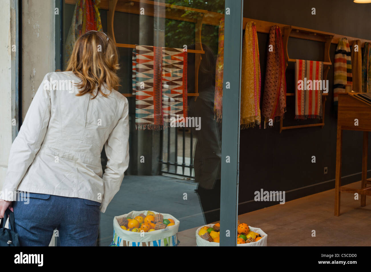 Paris, Frankreich, Schaufenstereinkaufsdisplay für Frauen, exotische Produkte im Display Stockfoto