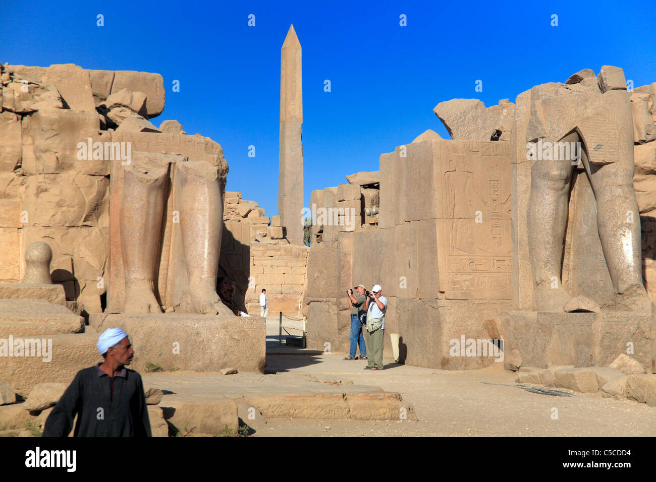 VII-Pylon. Der Koloss von Tutmosis III (1450er Jahren-1430s v. Chr.) bleiben. Obelisk der Hatschepsut, Luxor, Ägypten Stockfoto