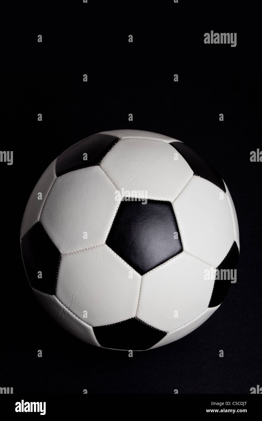Fußball, Fußball mit schwarzem Hintergrund Stockfoto