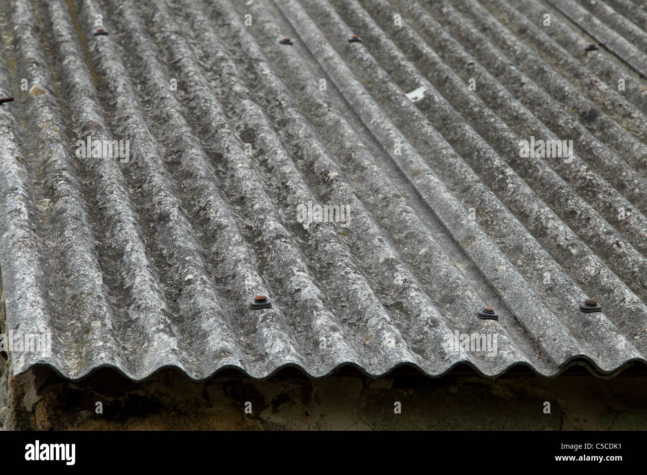 Gewellten Asbest Dach an einem Gebäude in Großbritannien. Stockfoto