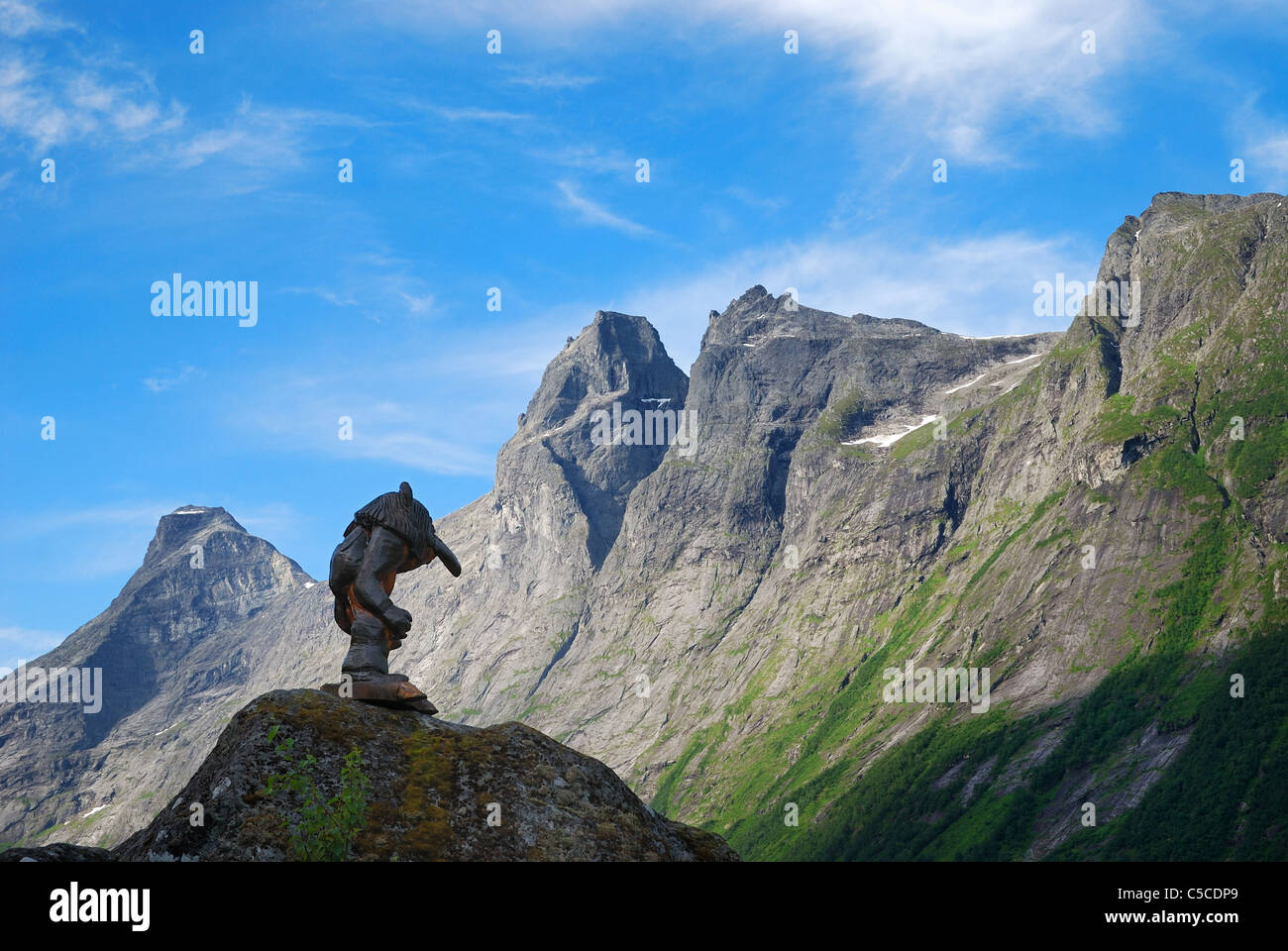 Hölzerne Troll gegen Berg Kamm und blauer Himmel. Trollstigen. Stockfoto