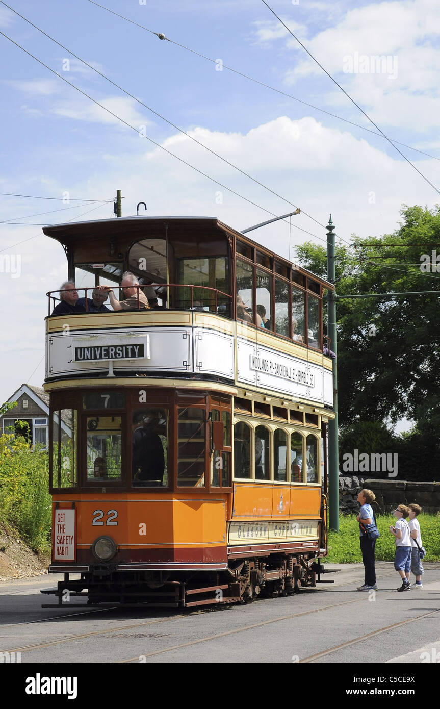 Ein Ex-Glasgow Corporation Straßenbahn restauriert und läuft im Crich Tramway Museum mit Kindern im Gespräch mit dem Dirigenten Stockfoto