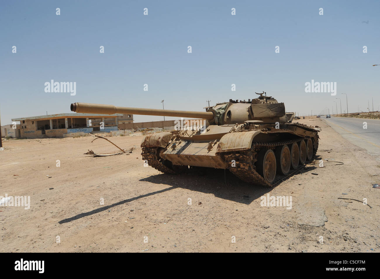 eine Sprengung zerstört T54 Libyen Panzer in der Wüste Stockfoto