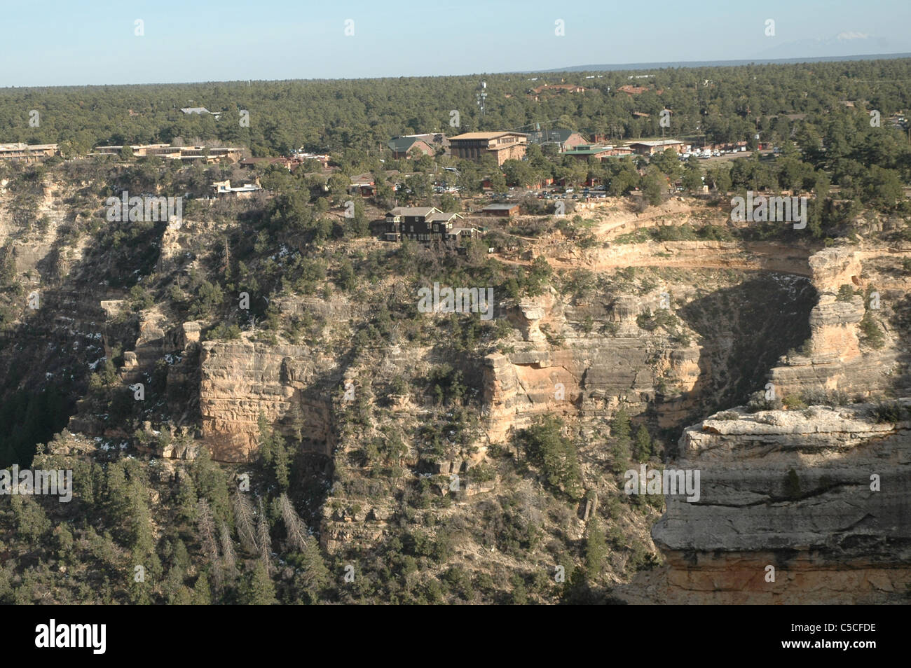 Der Grand Canyon Village ist sichtbar vom Trailview Overlook Punkt an den Grand Canyon South Rim Stockfoto