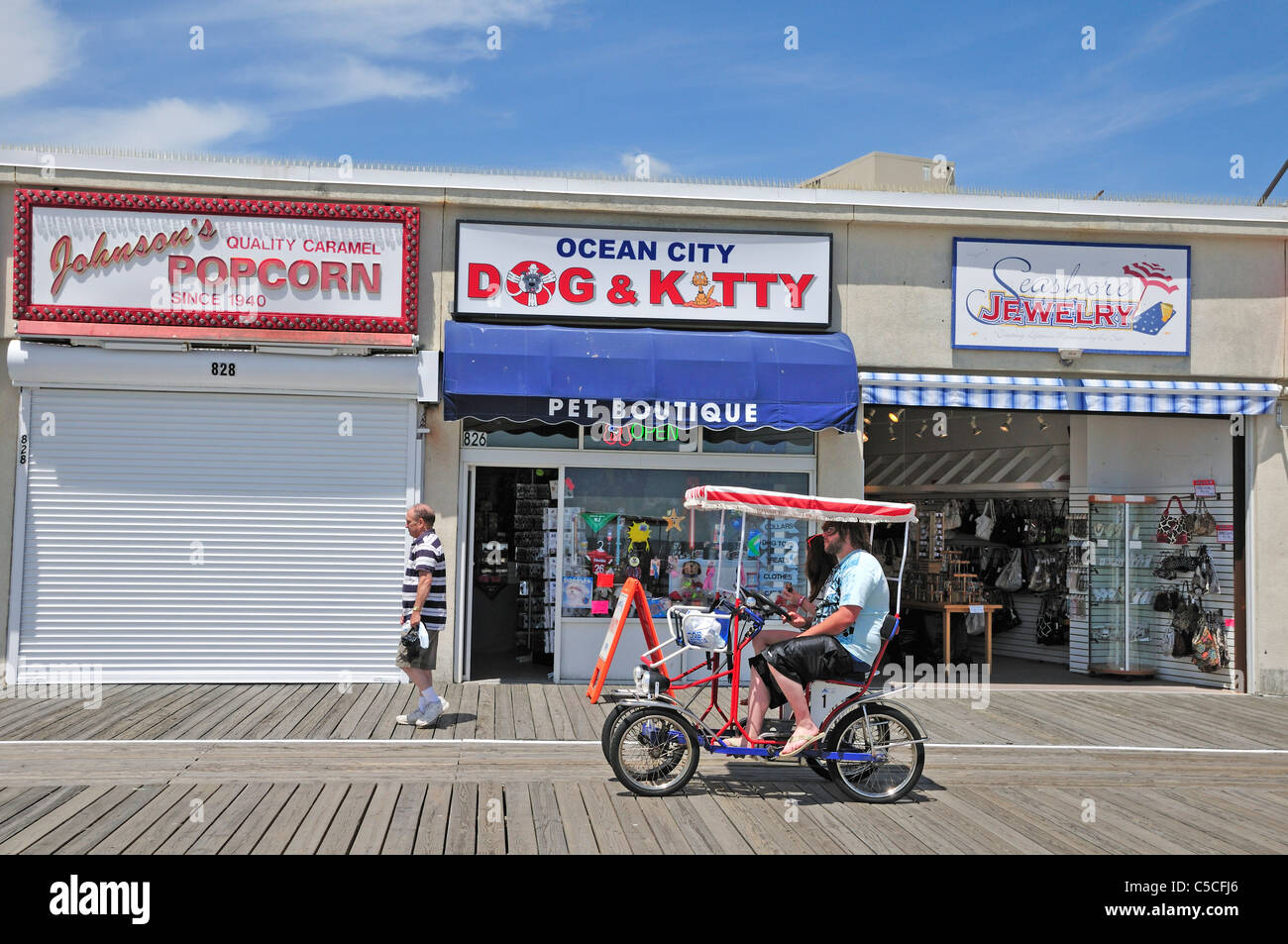 Ein paar Pedale ihre Surrey auf der Promenade in Ocean City, New Jersey Stockfoto