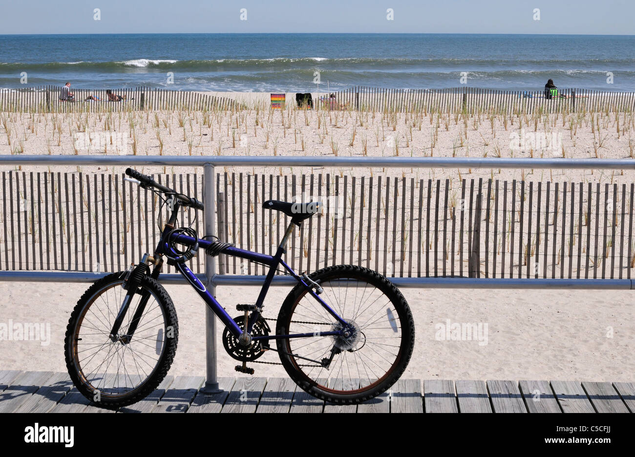 Fahrrad geparkt auf der Promenade in Ocean City, New Jersey Stockfoto