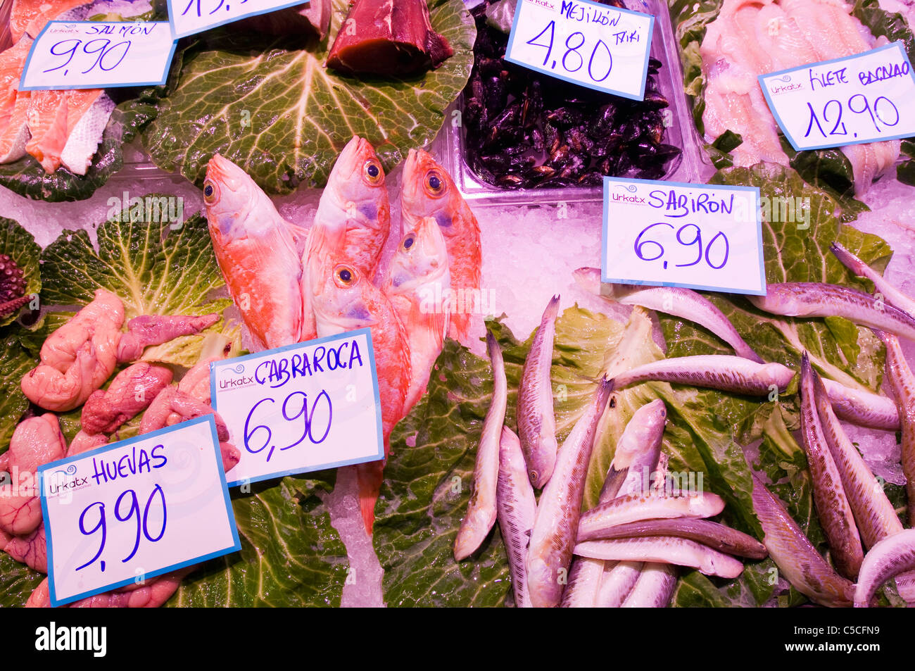 Frischfisch auf Eis auf Sales bei einem Fischhändler Stockfoto