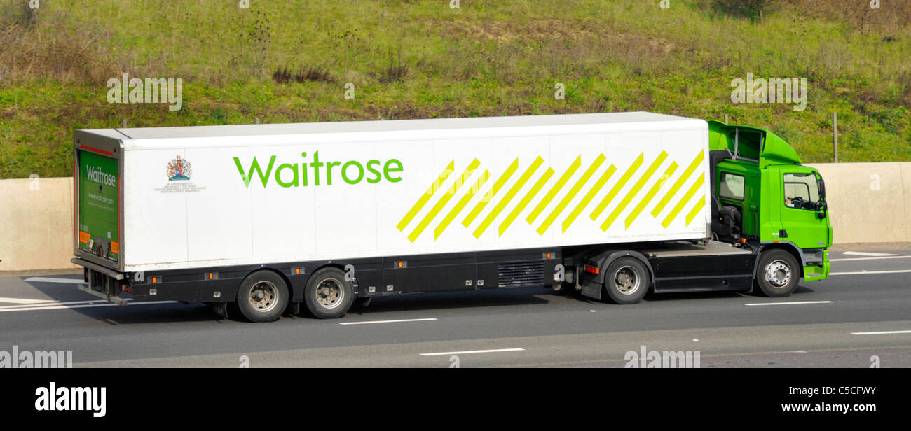 Seitenansicht Waitrose retail business Lkw-Supermarkt Lebensmittel versorgungskette Lieferung Lkw Truck & Trailer Company Logo Grafik & Royal Warrant UK Autobahn Stockfoto