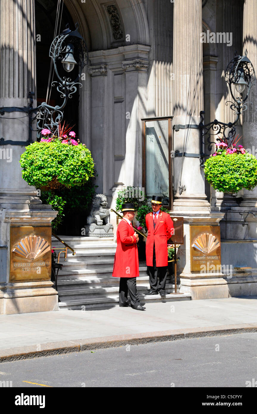 Knightsbridge Portiers vor dem Eingang zum fünf-Sterne-Luxus Mandarin Oriental Hotel Hyde Park London England Großbritannien Stockfoto