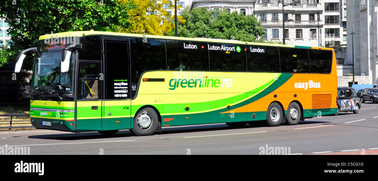 Green Line Easy Bus Branding auf öffentlichen Verkehrsmitteln Trainer auf Route 757 London verlassen für Luton Airport fahren entlang der Park Lane in Mayfair, London England Großbritannien Stockfoto