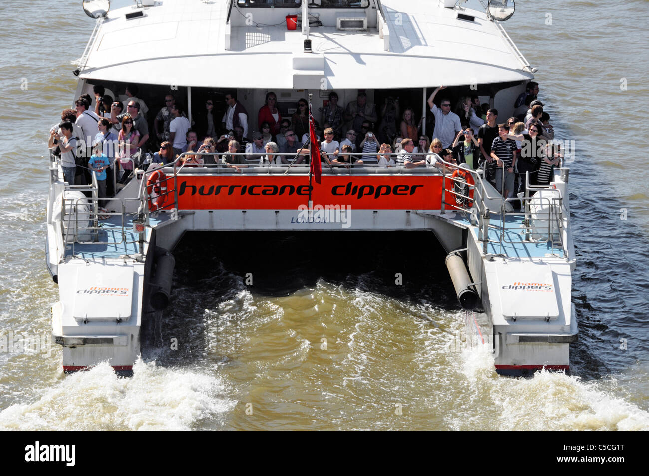 Menschenmenge Passagiere, die auf dem Heck des Thames Clipper reisen katamaran Boot ein öffentlicher Transport Flussbus Service auf London Berühmter Fluss England Großbritannien Stockfoto