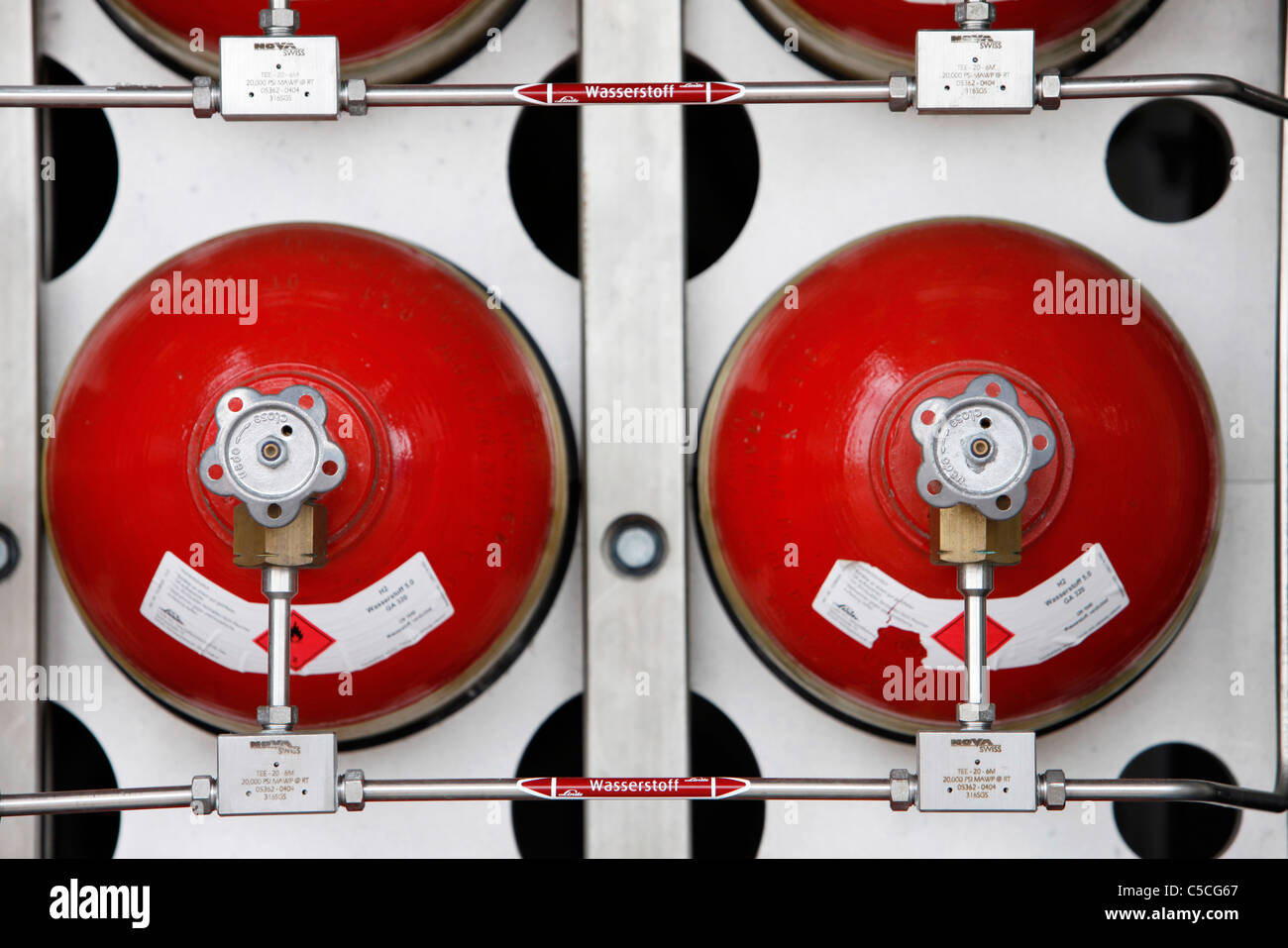 Wasserstoff-Tanks. Für die Betankung von Wasserstoff-Brennstoffzellen-Fahrzeuge. Mobile Service-Station. Hochdruck-Gasflaschen. Stockfoto