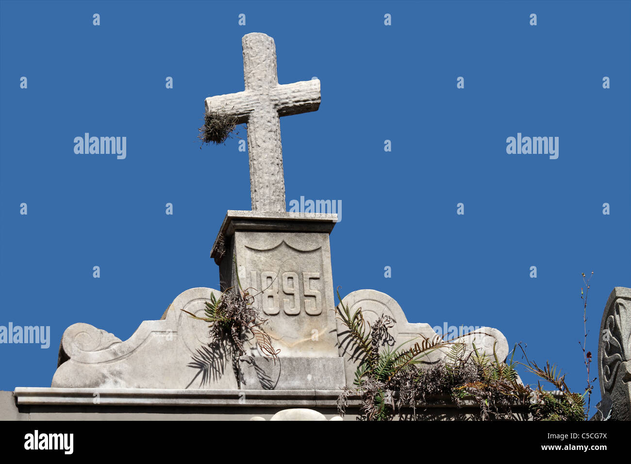 Altes Steinkreuz Grab vor blauem Himmel Stockfoto