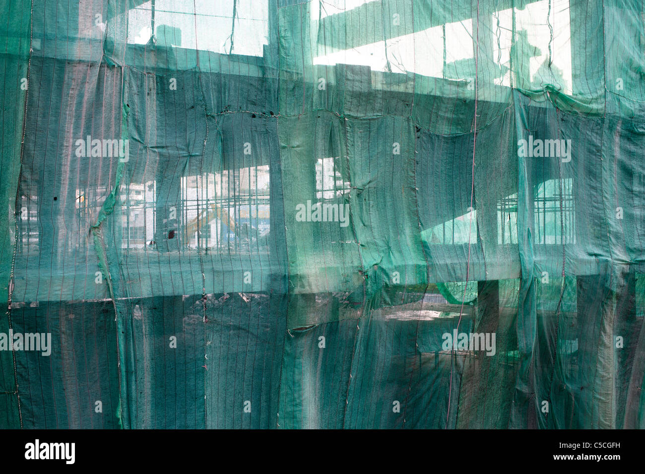 Baustelle entlang der Sukhumvit Road mit grünem Tuch bedeckt. Stockfoto