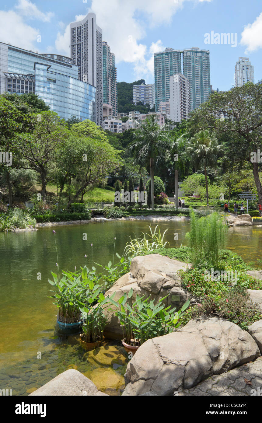 Malerische Hong Kong Park mit seinem künstlichen See, umgeben von den hohen Gebäuden Mittel- Stockfoto