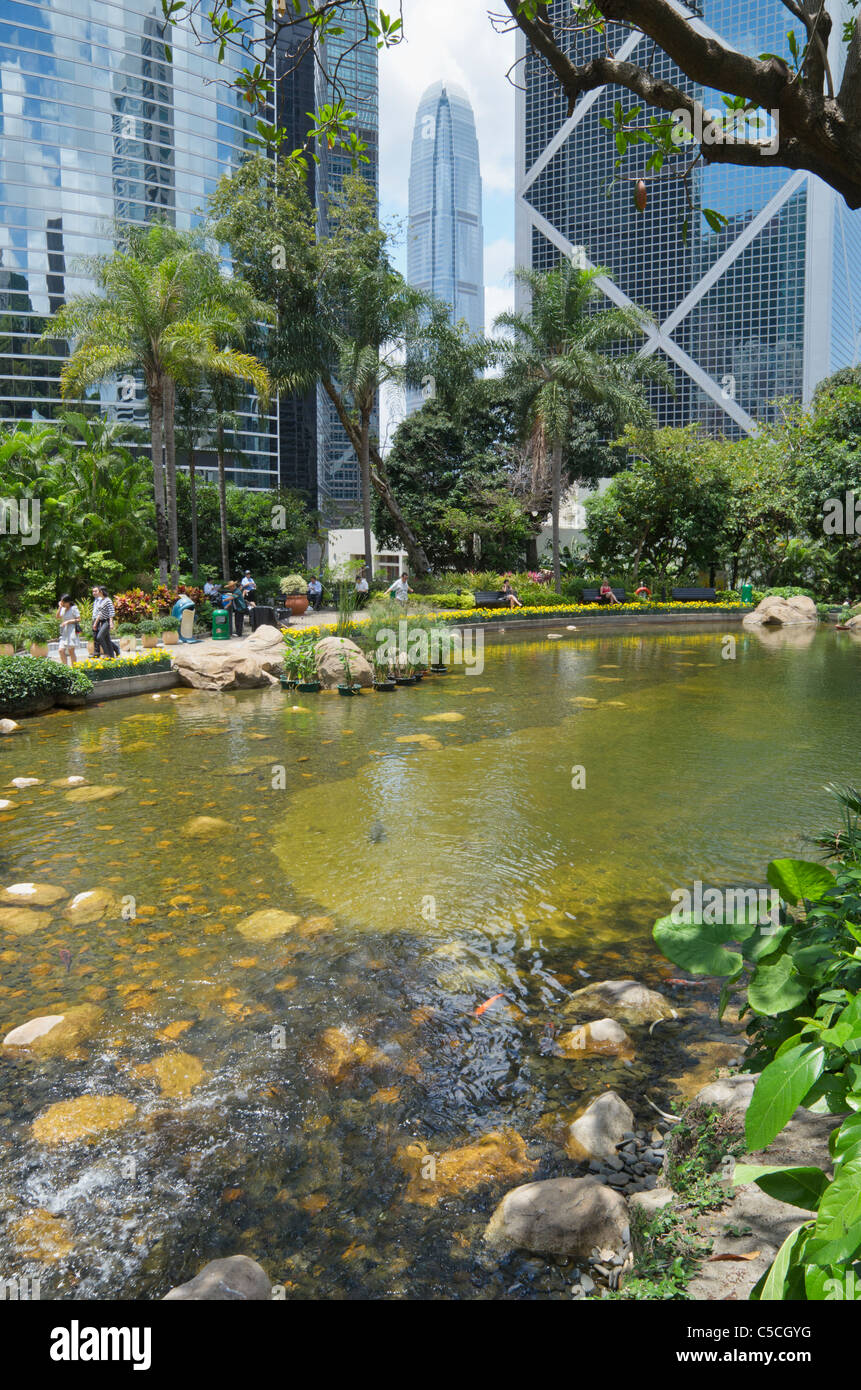 Malerische Hong Kong Park mit seinem künstlichen See, umgeben von den hohen Gebäuden Mittel- Stockfoto