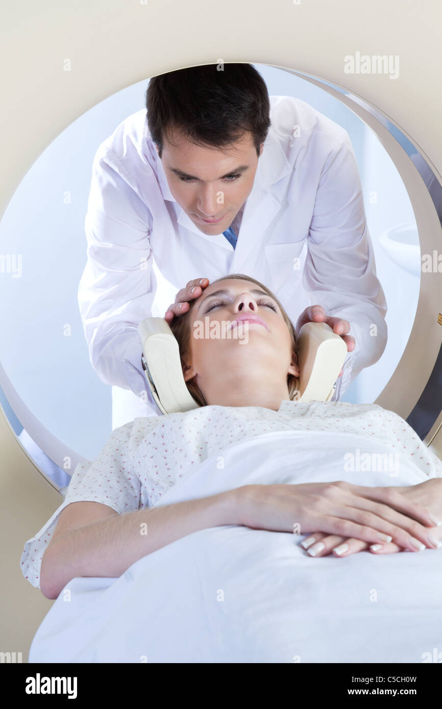 Arzt, die Vorbereitung des Patienten für die MRI-Scan-test Stockfoto