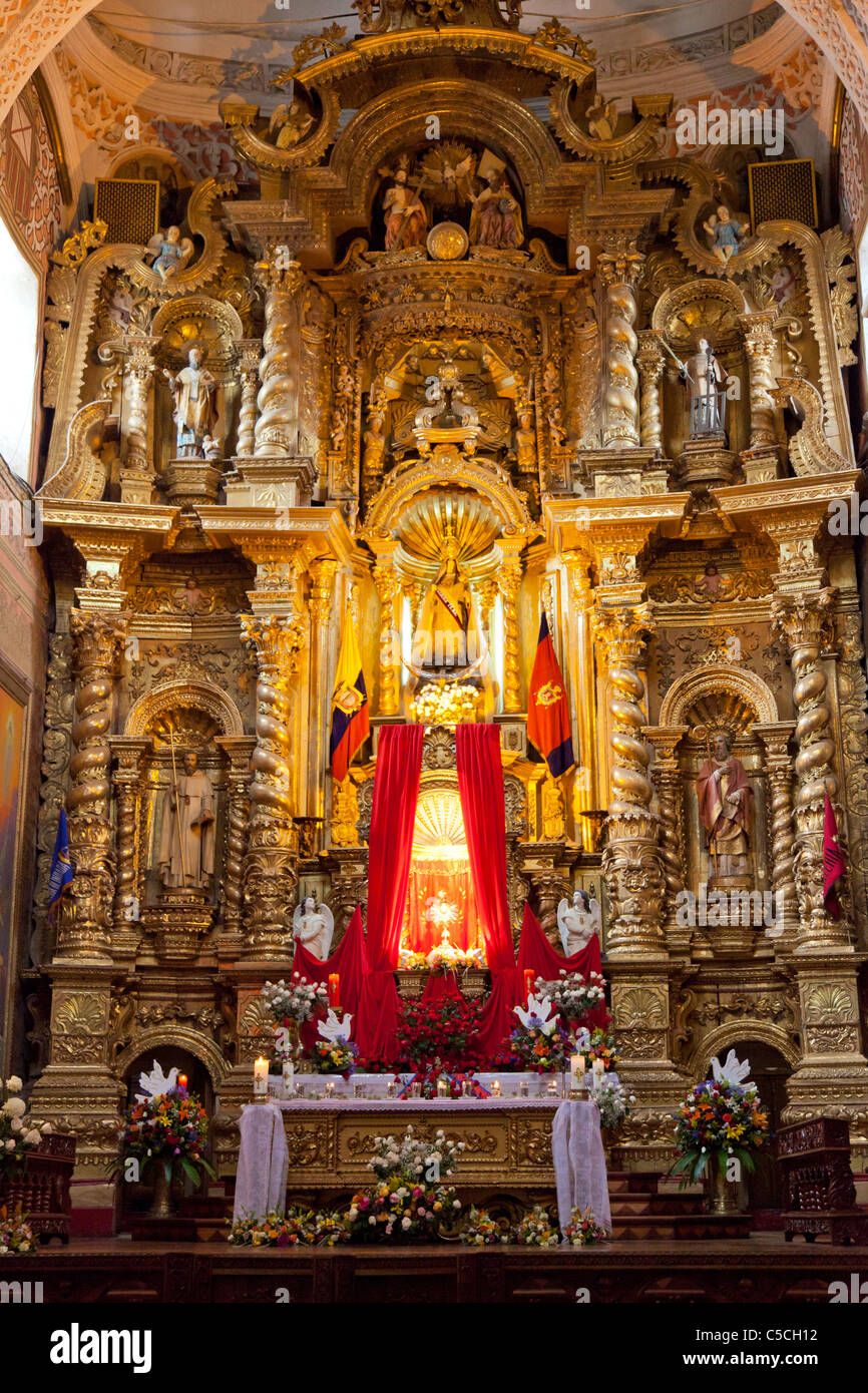 Vergoldeter Altar in einem der vielen kunstvollen katholische Kirchen Quito, Ecuador Stockfoto