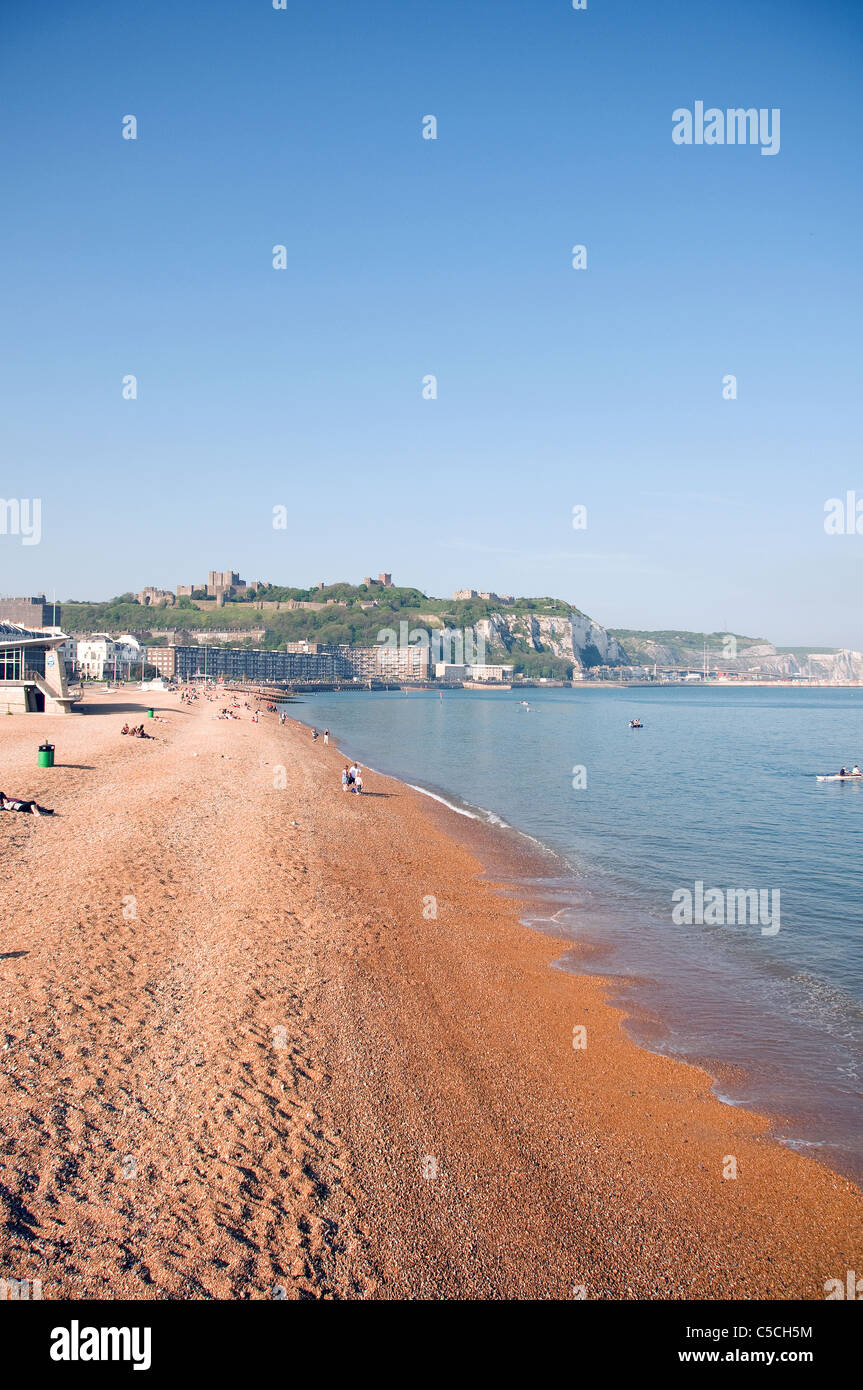 Ansicht von Dover Castle vom Strand entfernt Stockfoto