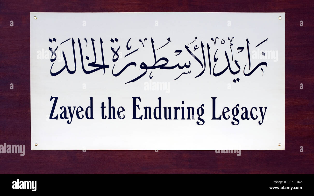 Zweisprachige Seite oder Zeichen "Zayed the Enduring Legacy" gesehen bei Sheikh Sayeed Al Maktoum House, Al Shindagha, Dubai, Vereinigte Arabische Emirate Stockfoto