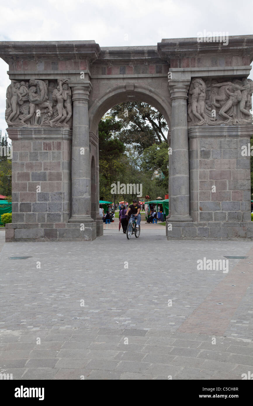 Monumentale Bogen in El Ejido-Park, Quito, Ecuador Stockfoto