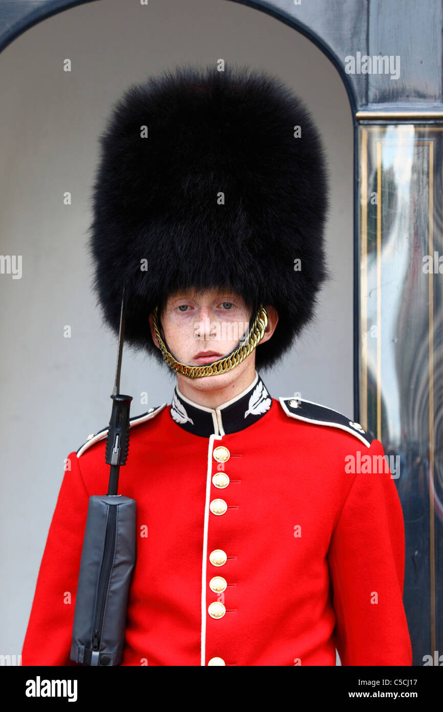 Scots Guard außerhalb hinten von Clarence House, Westminster, London, England Stockfoto