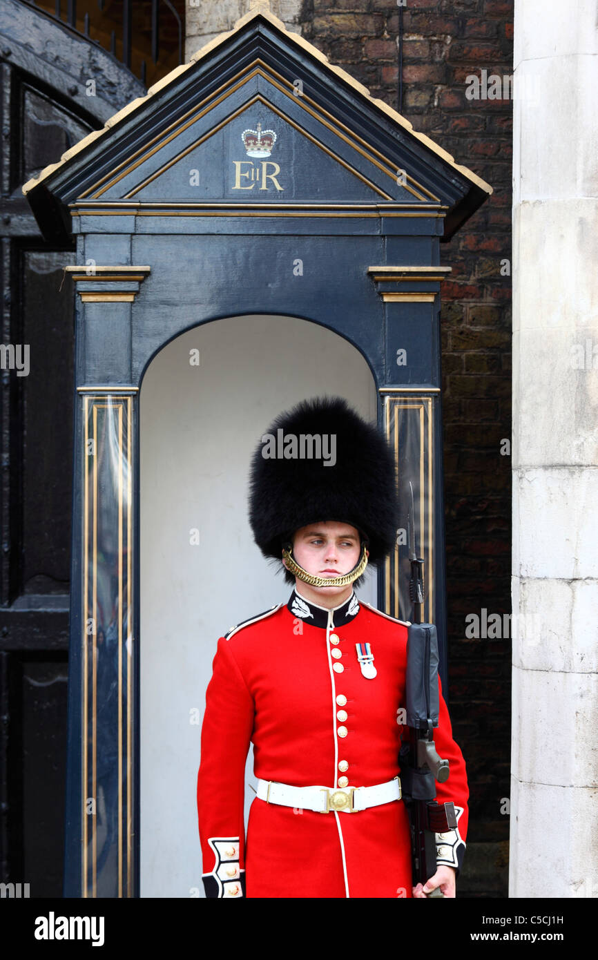 Scots Guard außerhalb hinten von Clarence House, Westminster, London, England Stockfoto