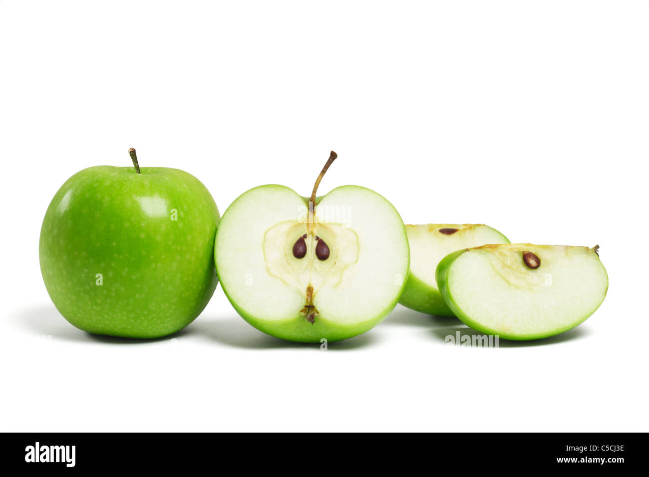 Ganzen frischen grünen Apfel und in Scheiben geschnittenen Stücke auf weißem Hintergrund Stockfoto
