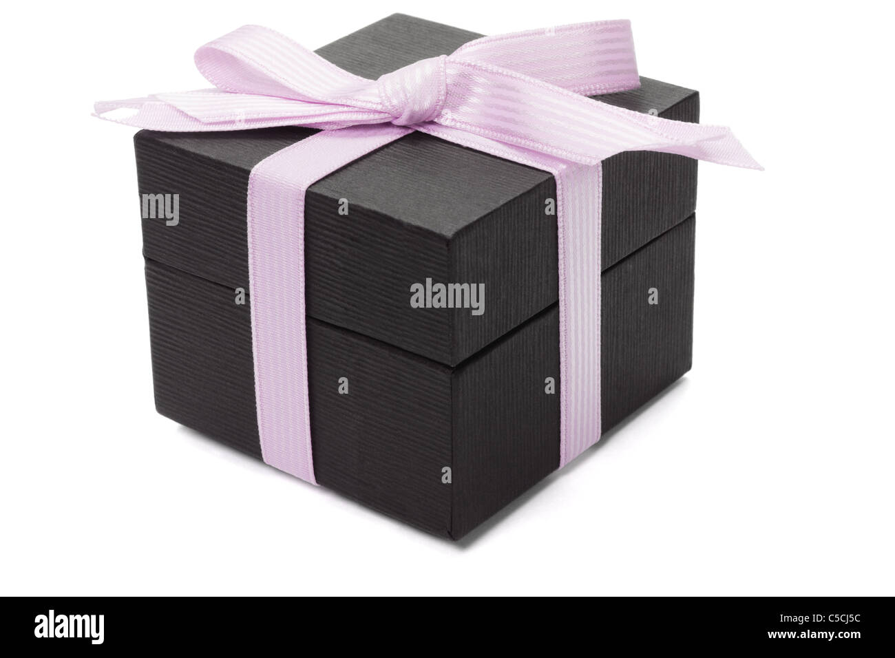Schwarze Geschenkbox mit rosa Schleife Band auf weißem Hintergrund Stockfoto