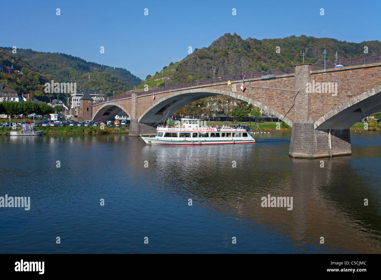 Ausflugsboot Durchfaehrt sterben Bruecke in Cochem, Herbst, Mittelmosel, Ausflugsschiff an der Wasser-Brücke in Cochem, Herbst Stockfoto