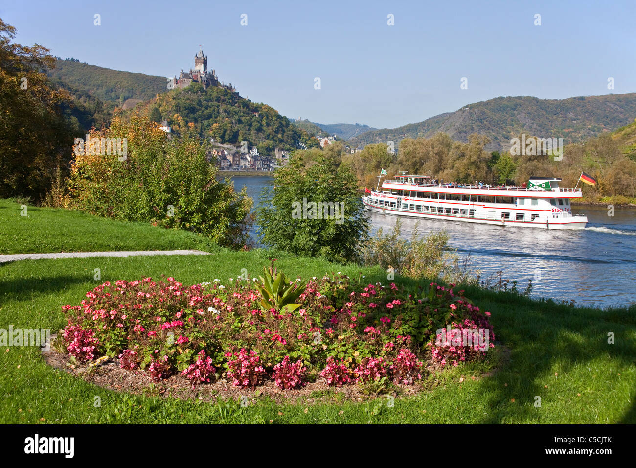 Ausflugsschiff am Imperial Burg, Wahrzeichen der Stadt Cochem, Mosel, Rheinland-Pfalz, Deutschland, Europa Stockfoto