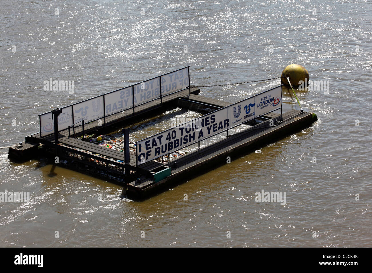 Müll sammeln Schiff schwimmt auf der Themse in der Nähe von Blackfriars Bridge, London, England Stockfoto