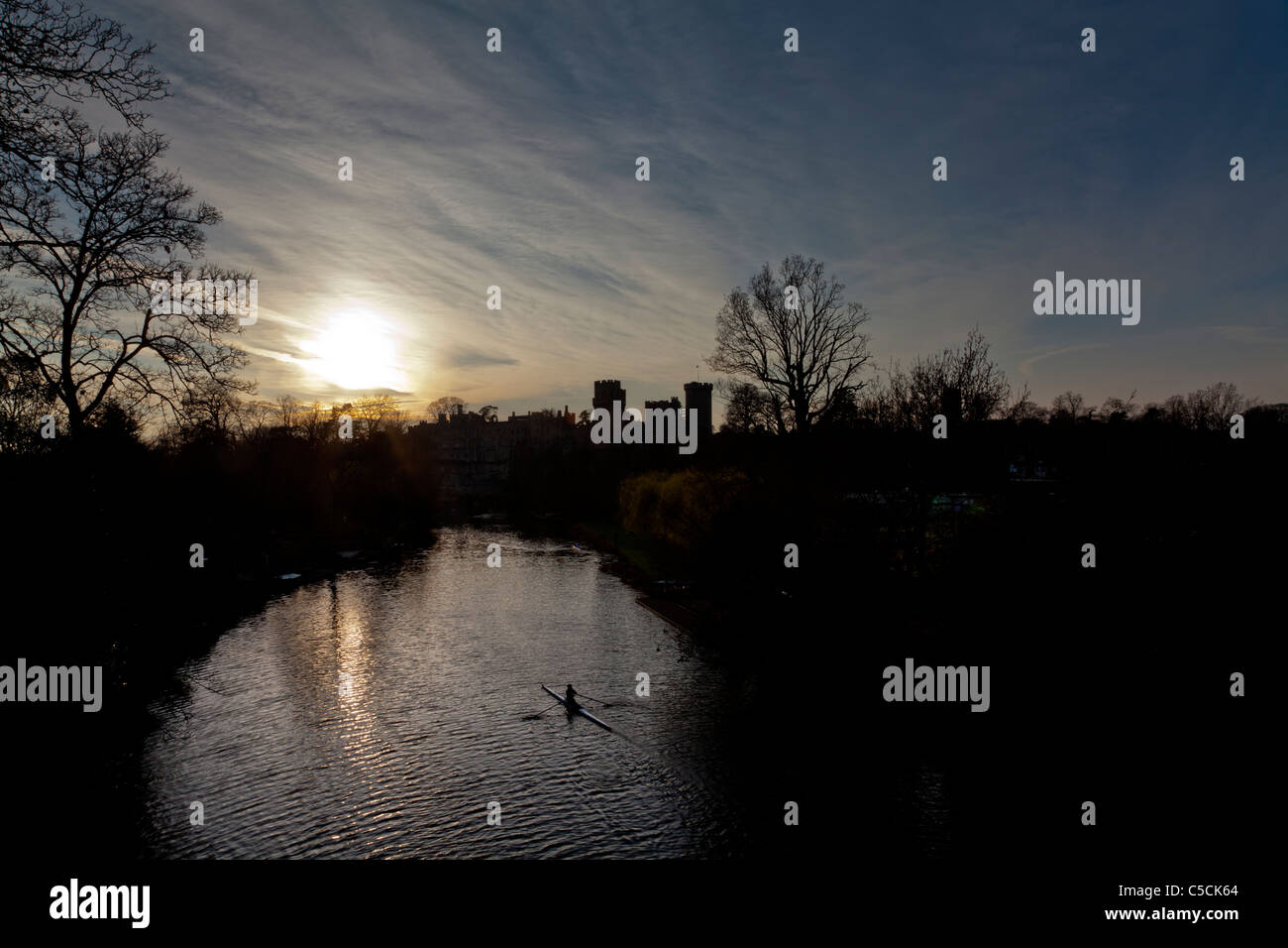 Warwick Castle bei Sonnenuntergang mit Kanu in den Fluss Avon Stockfoto