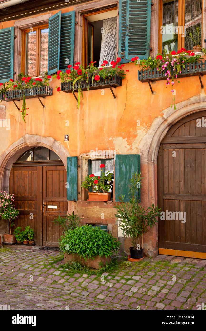Haustüren zu Hause in Riquewihr, entlang der Weinstraße Elsass Haut-Rhin-Frankreich Stockfoto