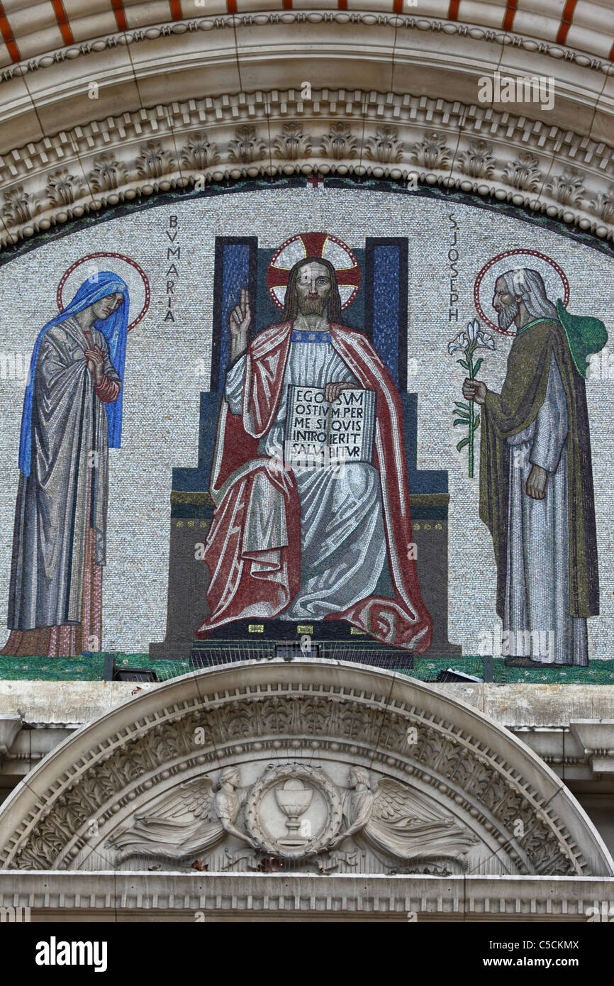 Detail der Mosaik von Christus Pantokrator über dem Westportal der Kathedrale des Kostbaren Blutes, Westminster, London, England Stockfoto