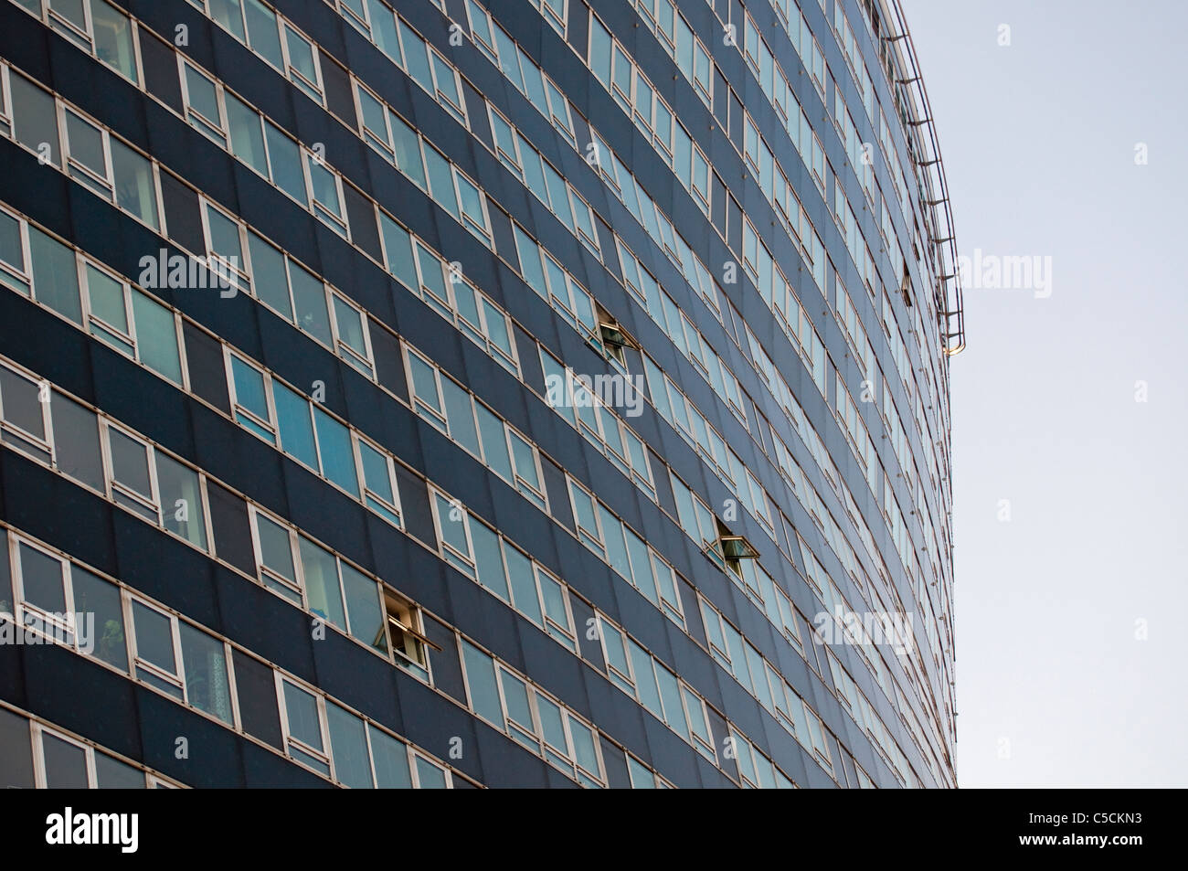 Moderne Fassade des Schild (Schild) Anhang zum Gasometer B durch Architekt Coop Himmelb (l) au, Simmering, Wien (Wien), Österreich Stockfoto