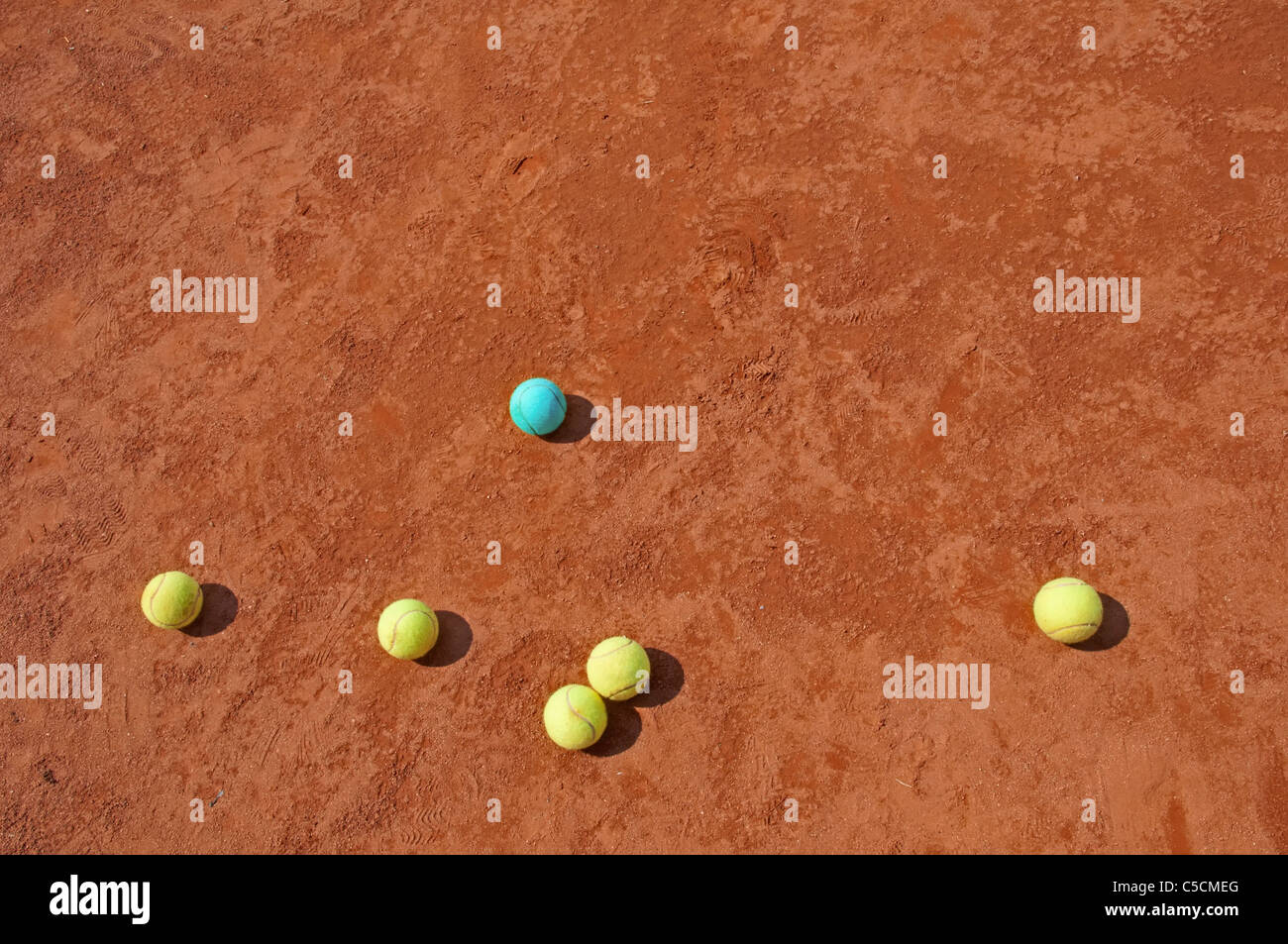 Business-Metapher mit Tennisbällen auf cort Stockfoto