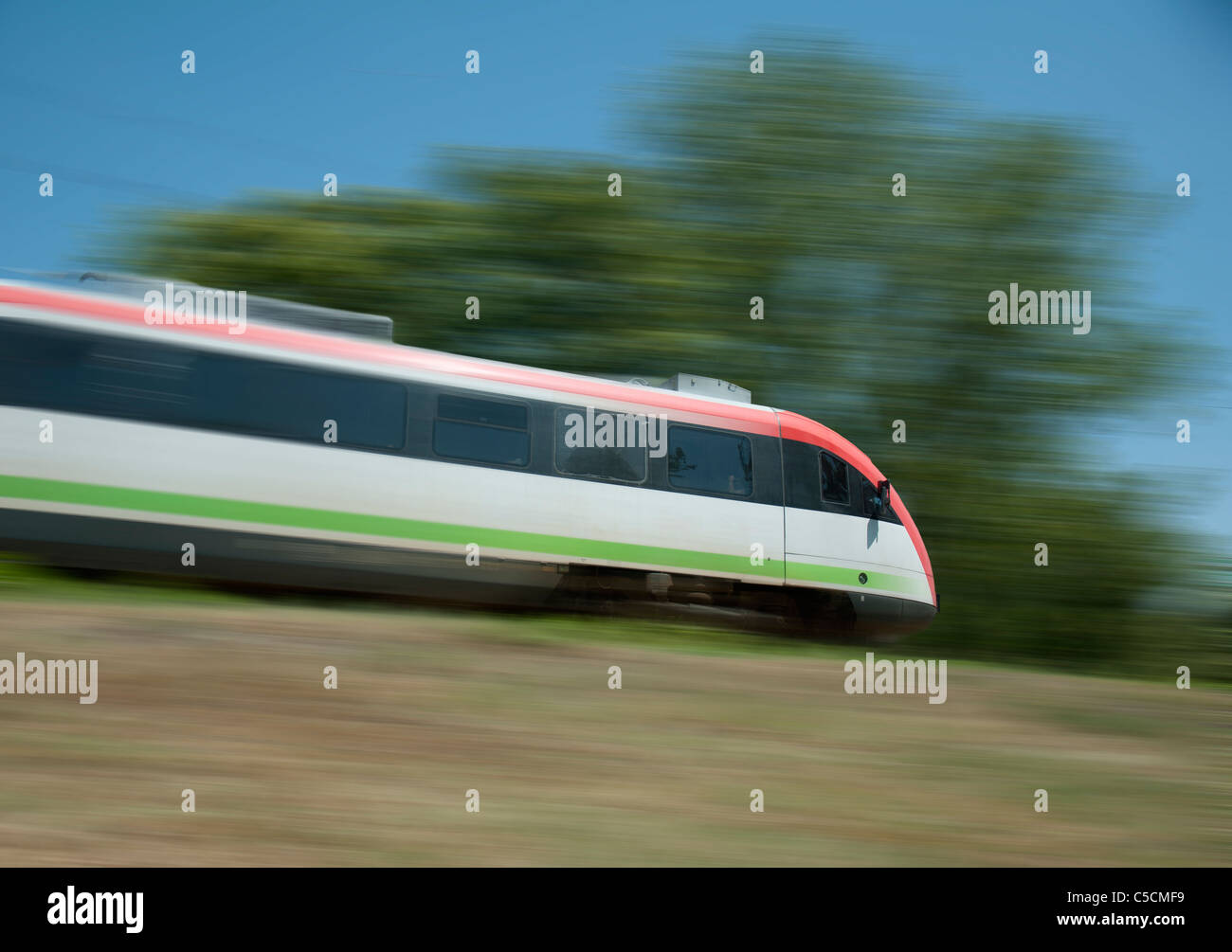 Elektrische Eisenbahn unterwegs. High-speed Stockfoto