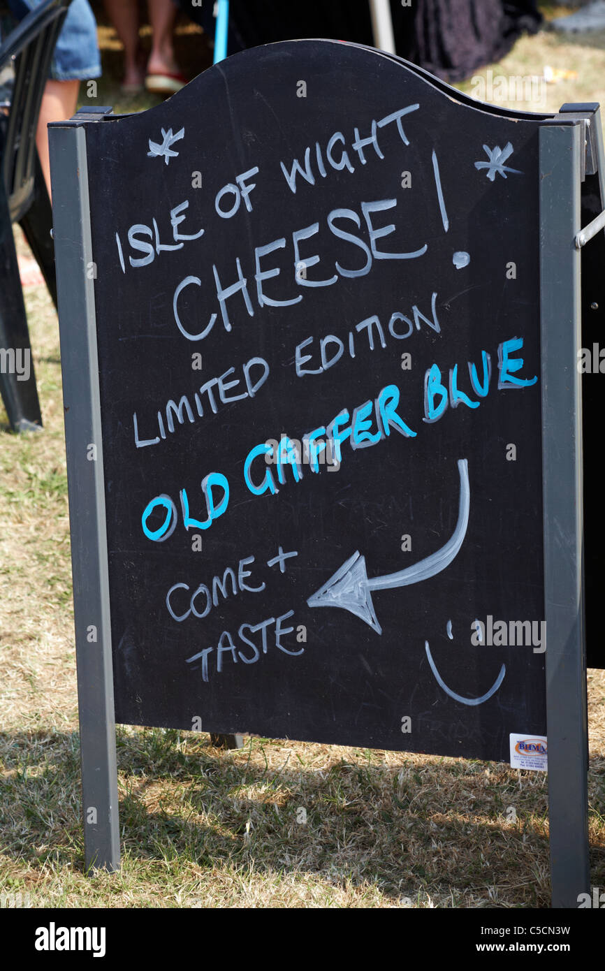 Tafelwerbung Isle of Wight Cheese Limited Edition Old Gaffer Blue beim Old Gaffer Festival, Yarmouth, Isle of Wight, Hampshire UK im Juni Stockfoto