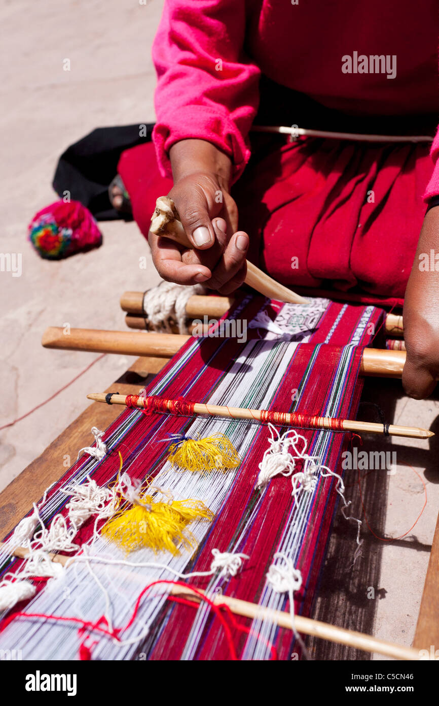 Eine Frau auf Taquile arbeitet mit einem traditionellen Webstuhl weben einen Schal aus Alpaka-Wolle. Taquile ist eine Insel auf dem Titicacasee Stockfoto