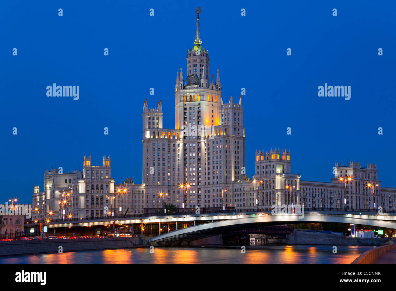 Hochhaus am Kotelnicheskaya Ufer in Moskau bei Nacht, Russland. Stockfoto
