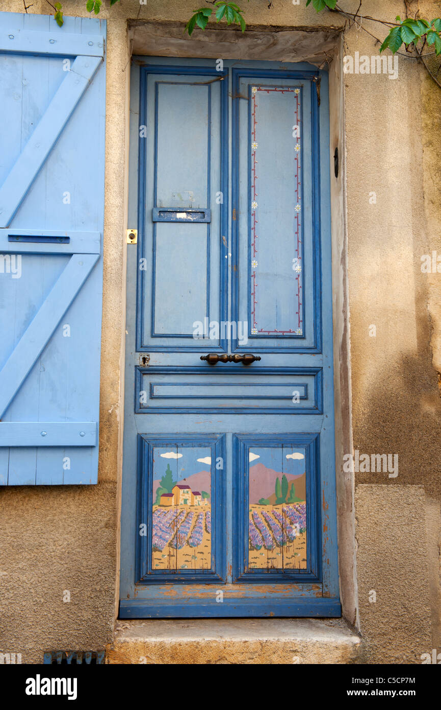 In der französischen Provence Lavendel farbige Haustür Stockfoto
