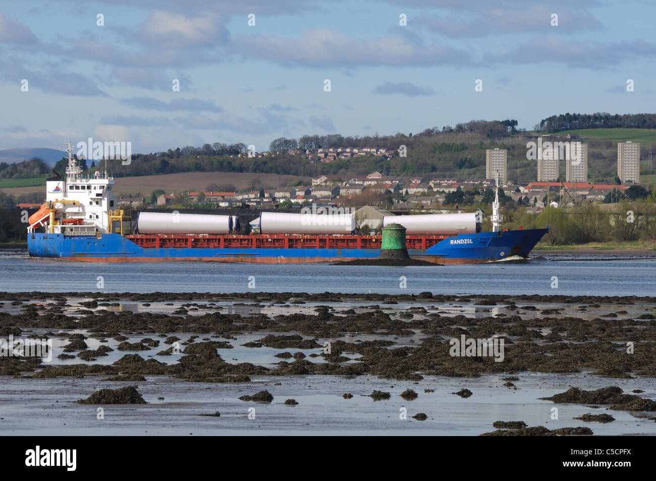 Fracht Randzel auf schmalen Fluss Kanal vorbei an einem grünen lateralen Marker Boje am Fluss Clyde in Schottland, Großbritannien Stockfoto