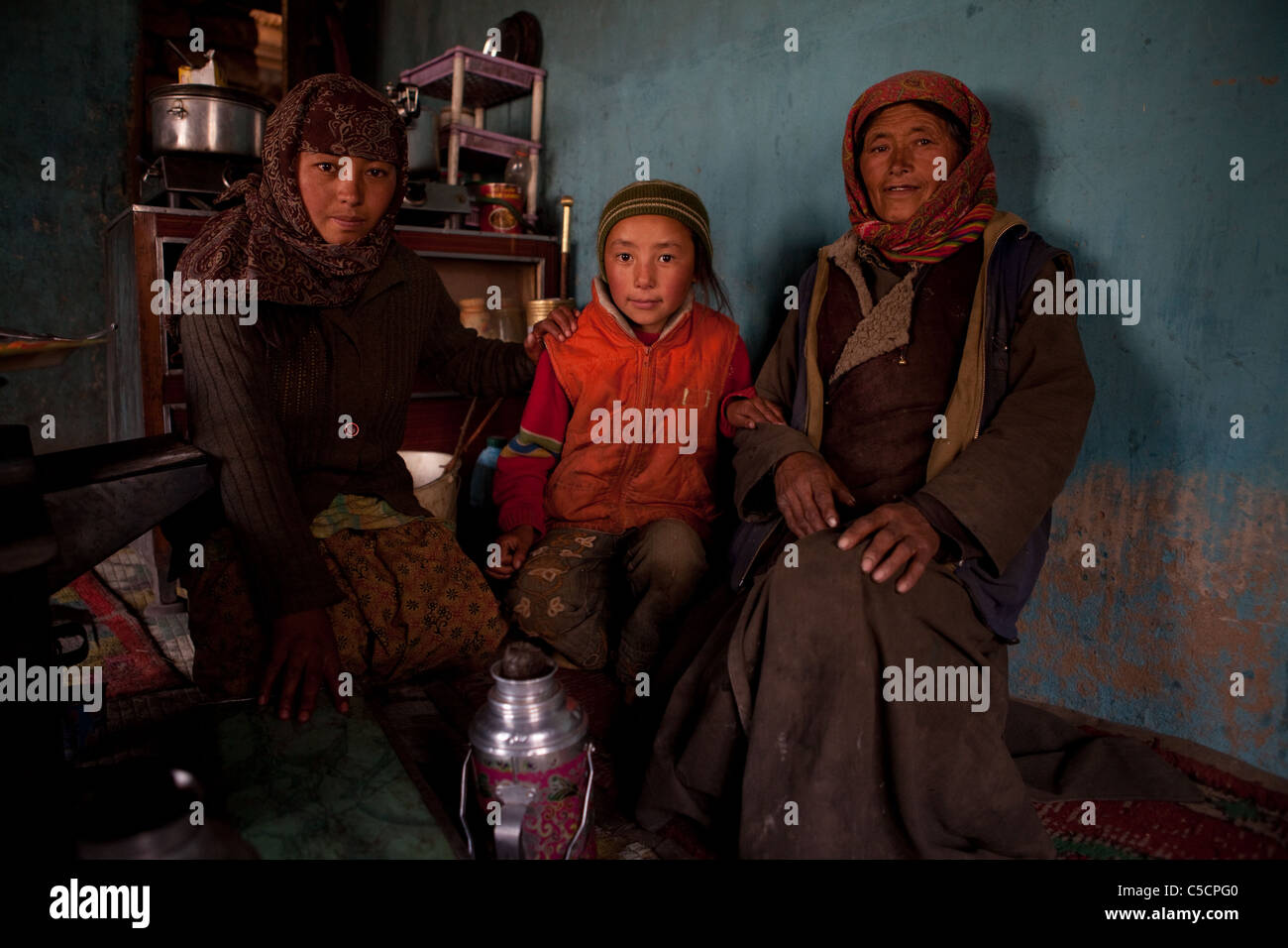 Die Nimaling-Familie hat ein sehr niedriges Einkommen. Sie erhalten Fonds ihre Kuhstall, der zerstört wurde in den Fluten zu beheben. Stockfoto