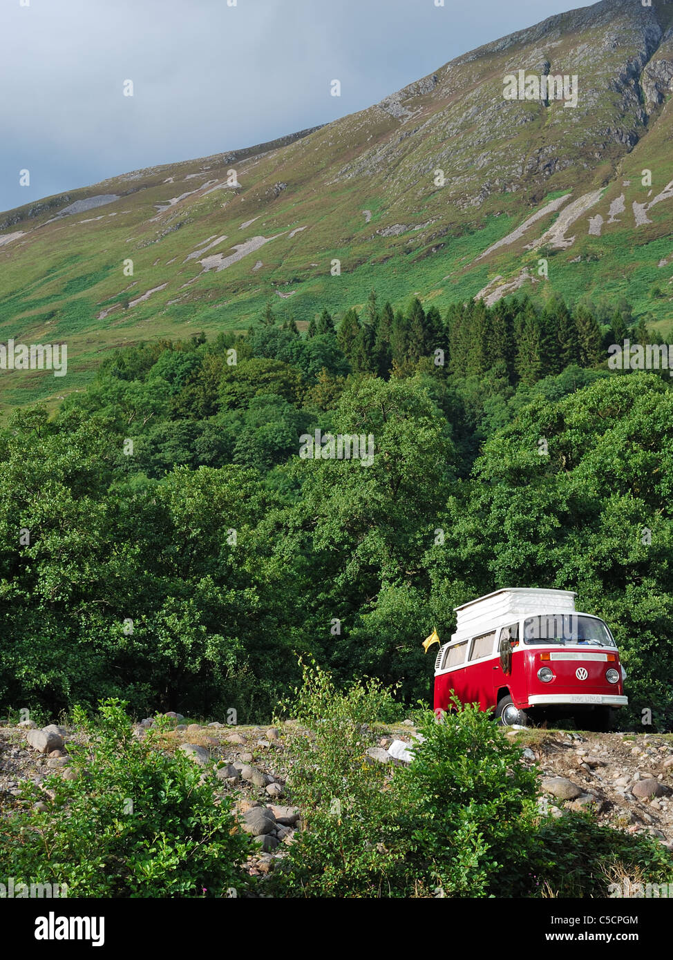 Tour durch die Highlands von Schottland in einem VW Campervan. Stockfoto