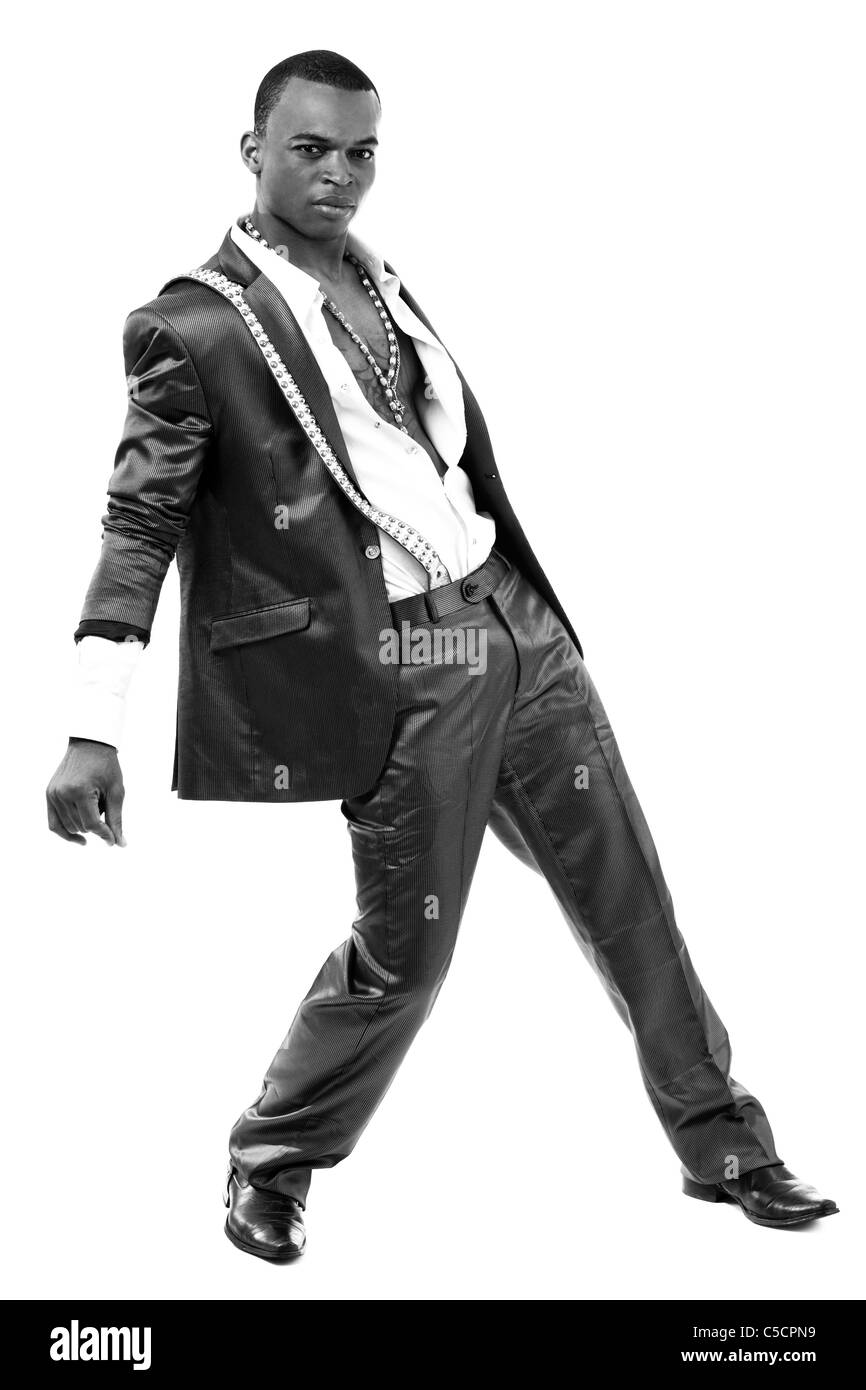 Schwarzen Mann posiert in die Kamera auf einem isolierten weißen Hintergrund Stockfoto