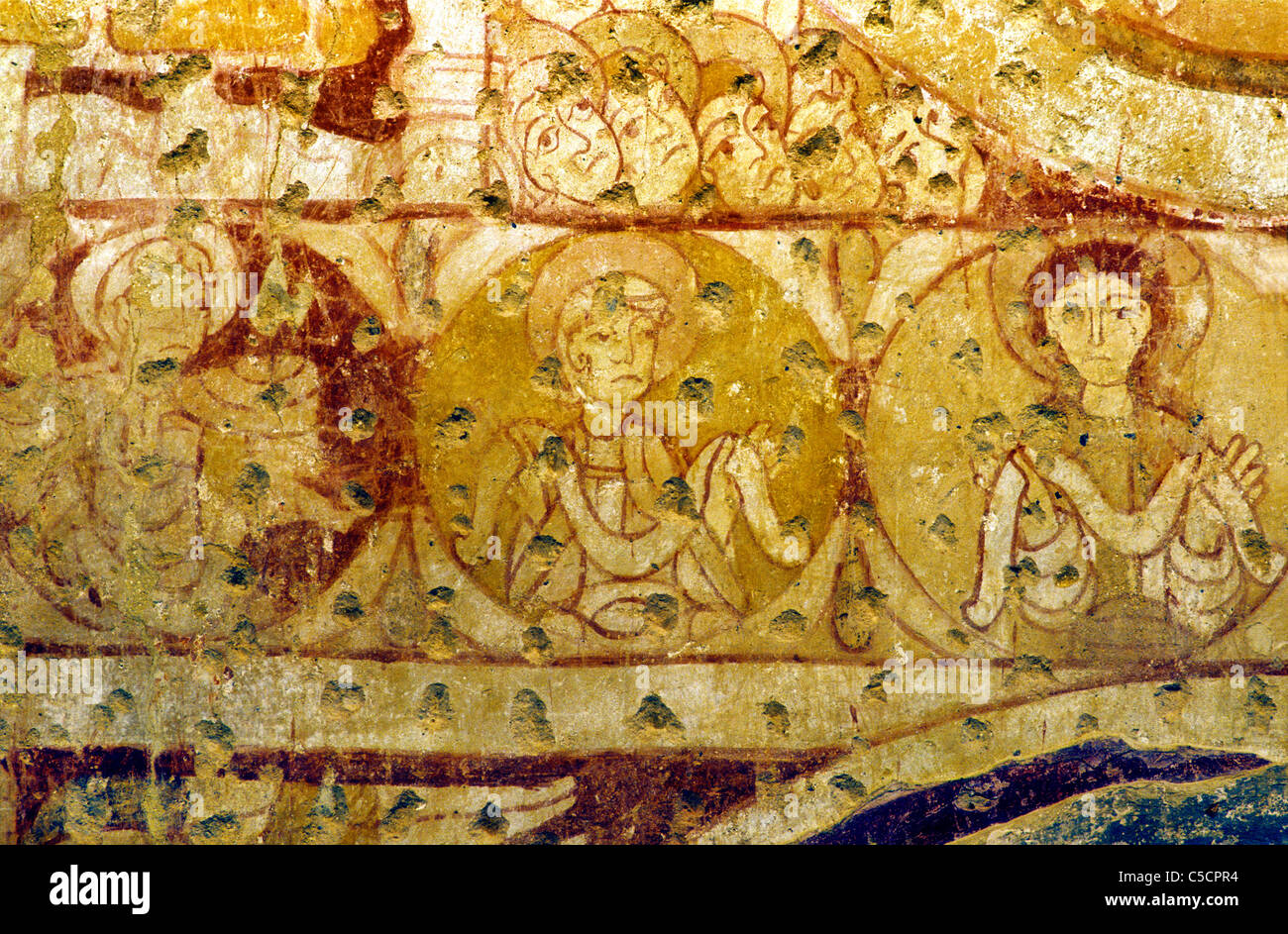 Houghton on the Hill, Norfolk. Rondelle, Jesus, zwei Apostel haloed Figuren, 11. Jahrhundert romanische Wandmalerei Gemälde Stockfoto
