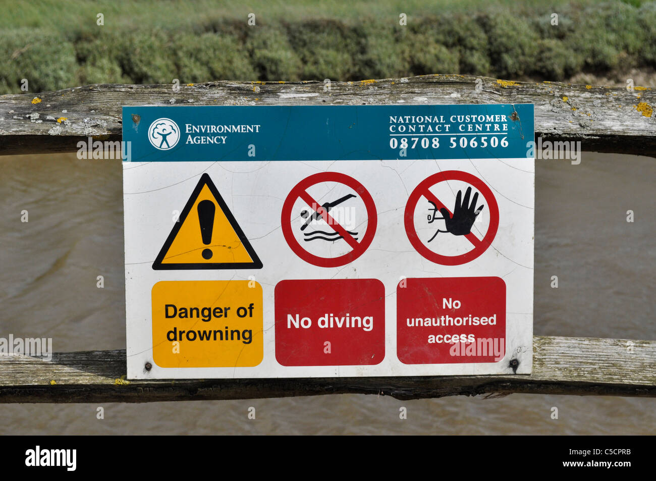 Umwelt-Agentur Nr. Tauchen, Gefahr von Drowning Zeichen an einen Zaun mit einem Fluss hinter Cuckmere Valley, UK befestigt Stockfoto